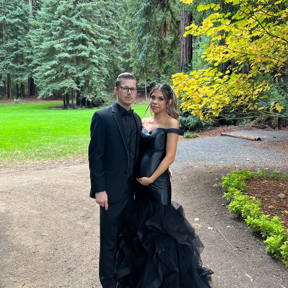 Black gown, ruffle bottle. - Picture 3 of 3